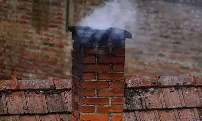 peligros de la acumulación de humos por una salida de chimenea defectuosa